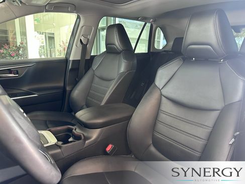 Used 2019 Toyota RAV4 Limited FWD image 25