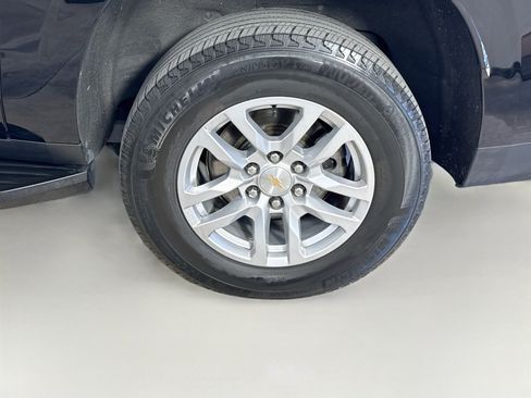Used 2024 Chevrolet Suburban LT RWD image 34