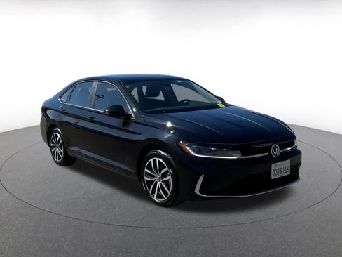 Used 2025 Volkswagen Jetta SE image 2
