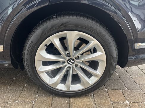 Used 2024 Bentley Bentayga Plug-In Hybrid image 30