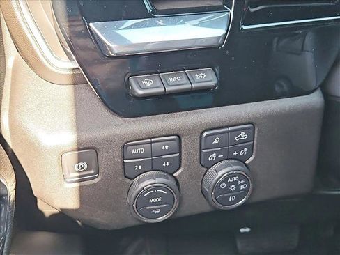 Used 2024 Chevrolet Silverado 1500 High Country w/ Technology Package AWD/4WD image 9