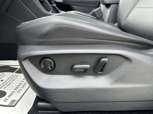 Used 2021 Volkswagen Tiguan SE w/ Panoramic Sunroof Package image 18