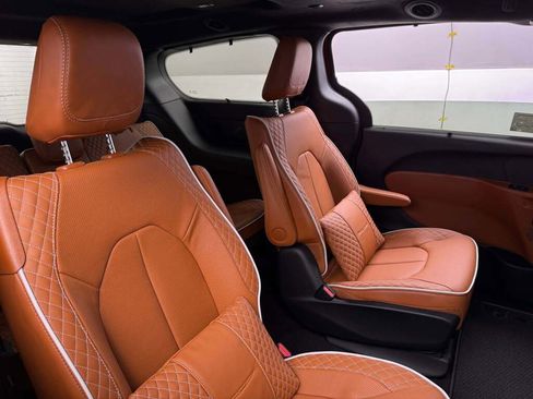 New 2026 Chrysler Pacifica Pinnacle image 19