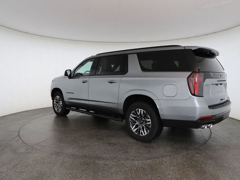 Used 2025 Chevrolet Suburban Z71 image 11