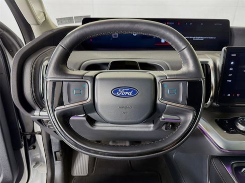 Used 2025 Ford Expedition Platinum image 12