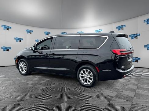 Used 2025 Chrysler Pacifica Select AWD/4WD image 4
