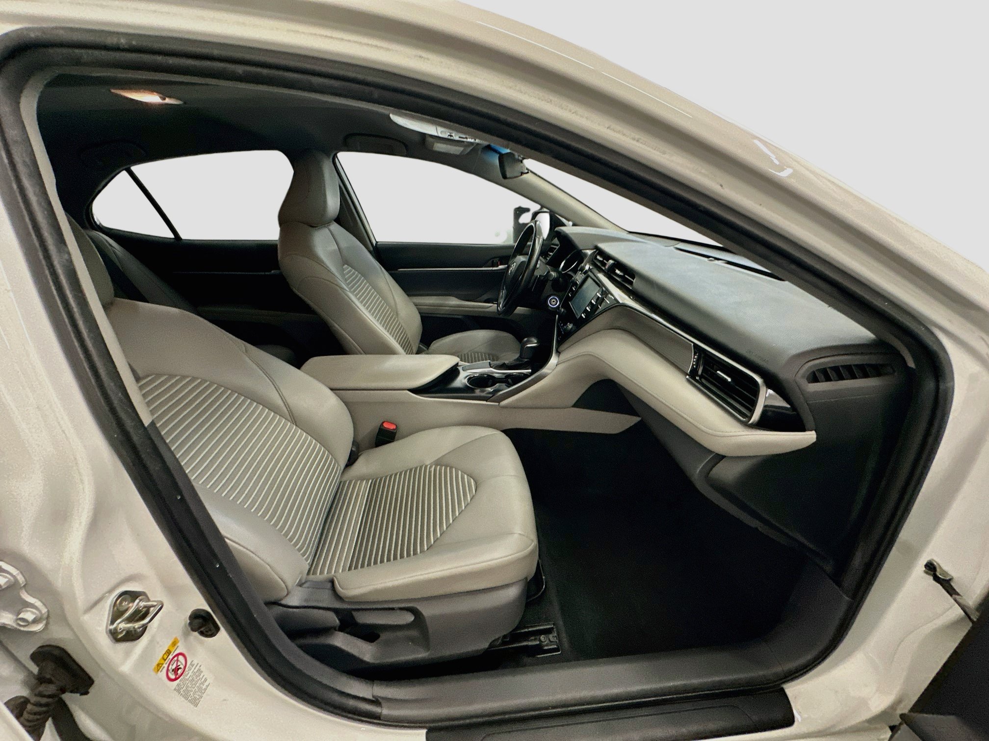 Used 2019 Toyota Camry SE w/ Carpet Mat Package FWD image 32