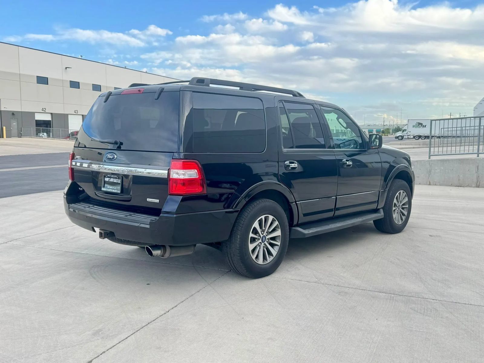 Used 2017 Ford Expedition XLT w/ Equipment Group 202A AWD/4WD image 5