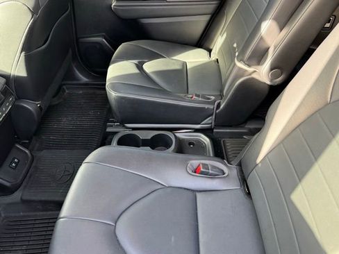 Used 2021 Toyota Highlander XLE image 7