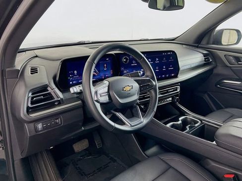 Used 2025 Chevrolet Traverse LT image 35