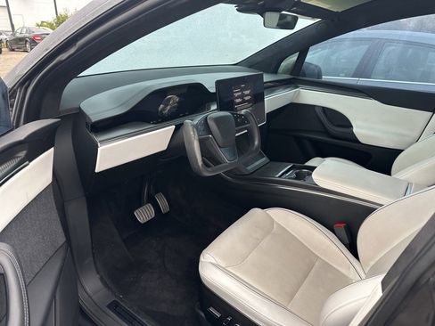 Used 2022 Tesla Model X Plaid image 9