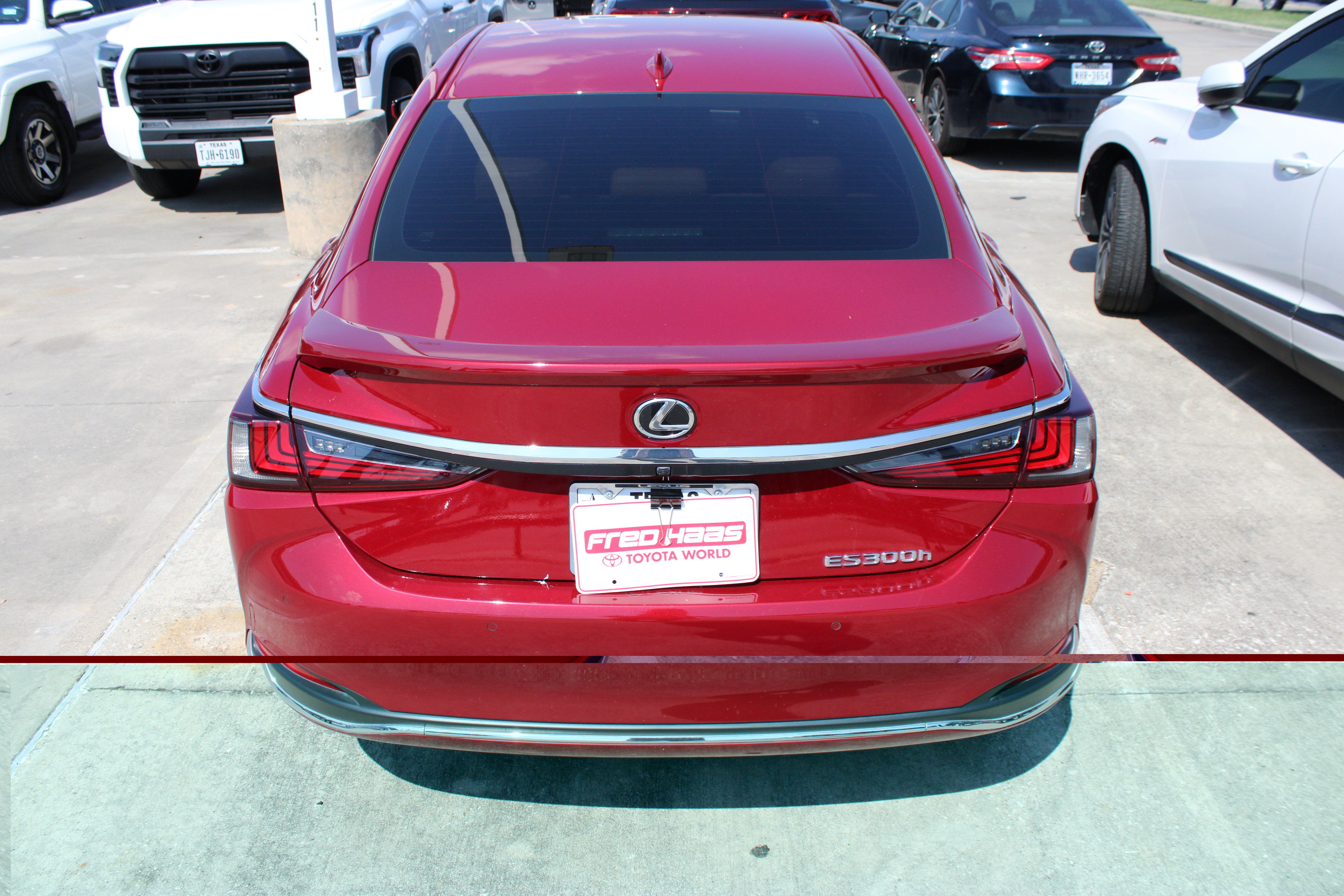 Used 2025 Lexus ES 300h Ultra Luxury w/ Accessory Package (Z2) FWD image 7