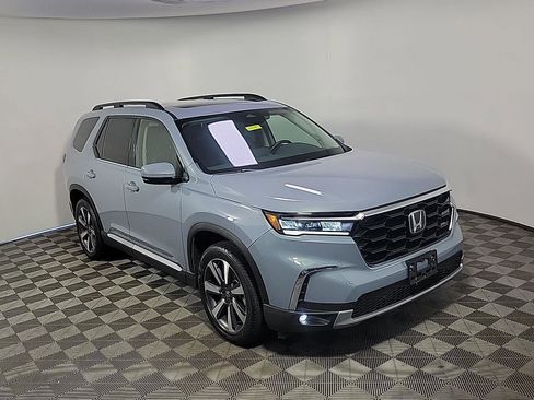 Certified 2023 Honda Pilot Touring image 2