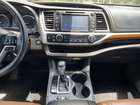 Used 2019 Toyota Highlander Limited FWD image 15