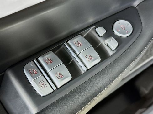 Used 2021 BMW 750i xDrive w/ Executive Package image 18