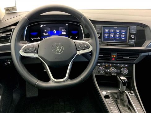 Used 2023 Volkswagen Jetta SE w/ Panoramic Sunroof Package image 5