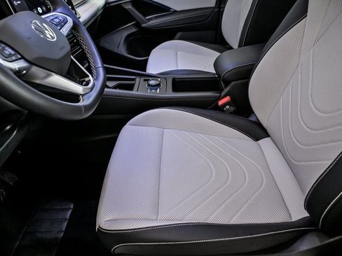 Used 2025 Volkswagen Tiguan SE w/ Panoramic Sunroof Package image 11