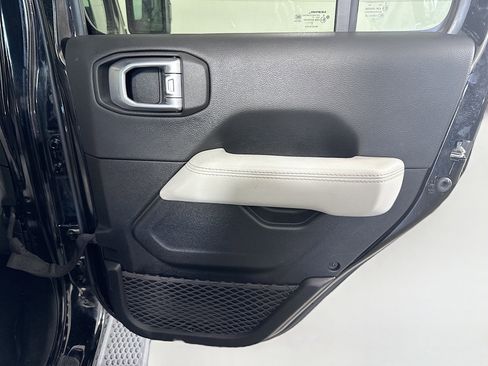 Used 2021 Jeep Wrangler Unlimited Sahara image 28