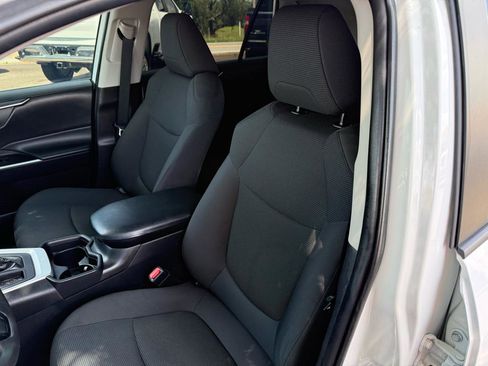 Used 2021 Toyota RAV4 LE FWD image 13