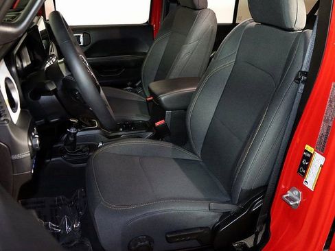 Used 2025 Jeep Wrangler Unlimited Sahara AWD/4WD image 4