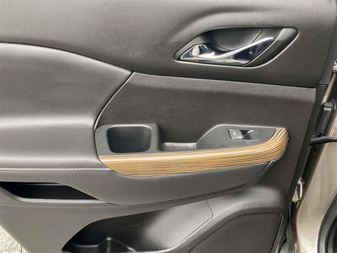 Used 2023 GMC Acadia SLE image 13