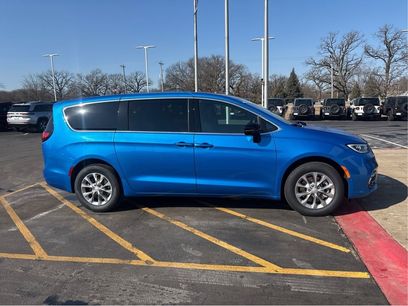 New 2026 Chrysler Pacifica Select