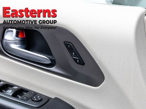 Used 2022 Chrysler Pacifica Touring-L image 22