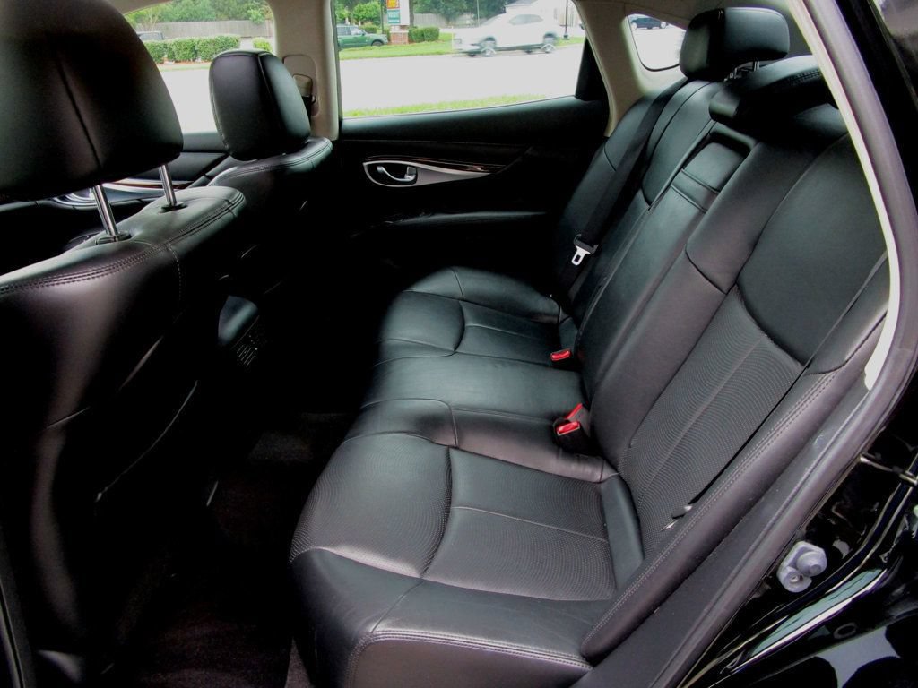 Used 2015 INFINITI Q70 3.7 AWD/4WD image 16
