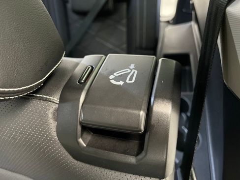 Used 2024 Volkswagen Atlas SE image 16