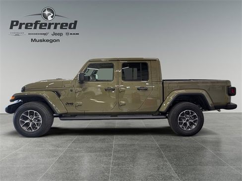 New 2025 Jeep Gladiator Sport image 3