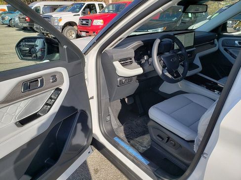 New 2026 Ford Explorer Platinum w/ LUX Leather Package image 9