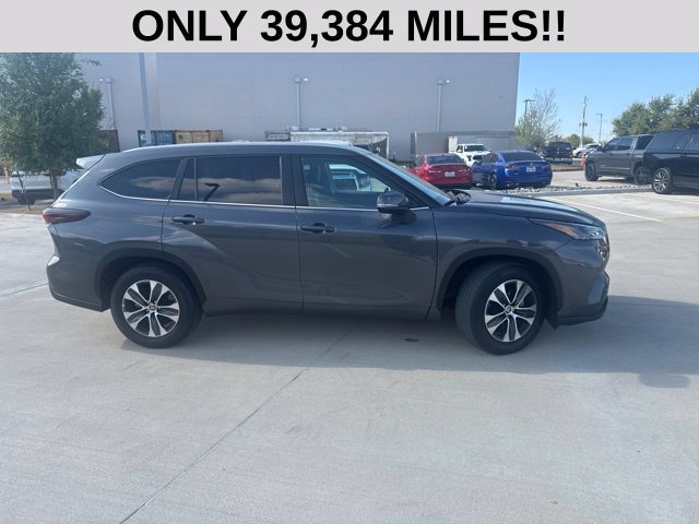 Certified 2025 Toyota Highlander XLE FWD image 2
