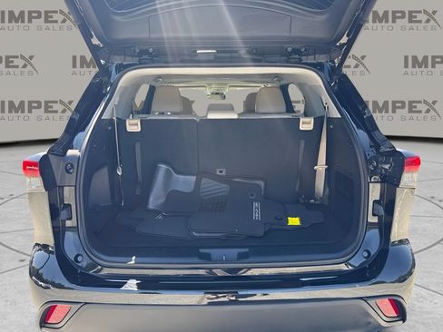 Used 2021 Toyota Highlander XLE FWD image 17