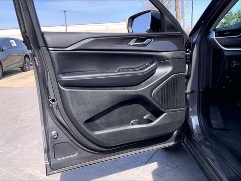 Used 2023 Jeep Grand Cherokee L Laredo image 22