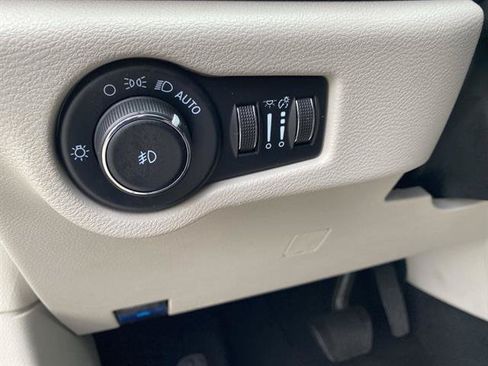 Used 2023 Chrysler Pacifica Touring-L FWD image 21