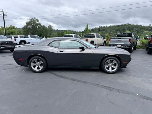 Used 2019 Dodge Challenger SXT RWD image 5