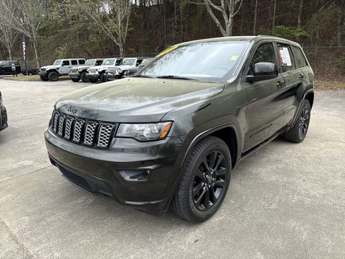 Used 2019 Jeep Grand Cherokee Altitude image 3