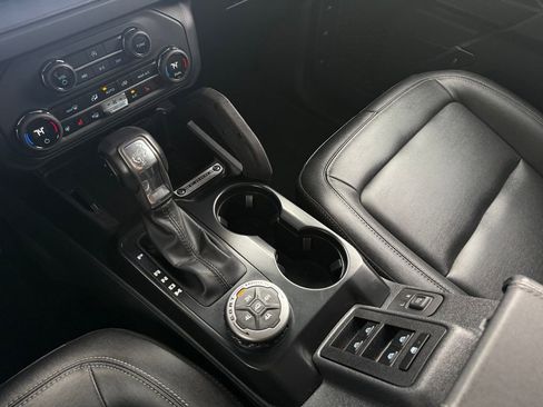 Used 2025 Ford Bronco Badlands image 40