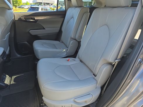 Used 2021 Toyota Highlander Platinum AWD/4WD image 16