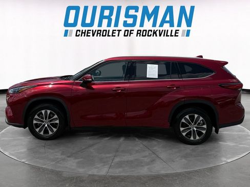 Used 2022 Toyota Highlander XLE AWD/4WD image 3