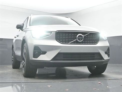 Used 2025 Volvo XC40 B5 Plus image 35