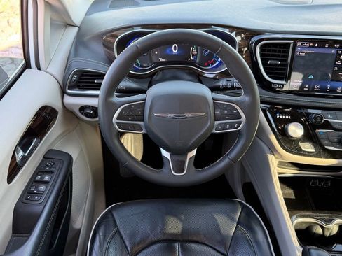Used 2023 Chrysler Pacifica Limited image 10