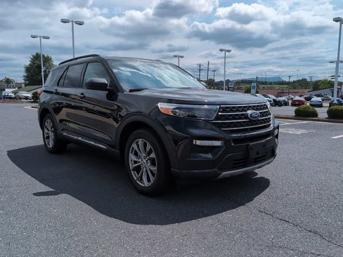 Used 2023 Ford Explorer XLT w/ Equipment Group 202A AWD/4WD image 3