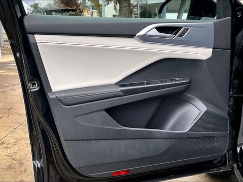 Certified 2025 Volkswagen Taos SE w/ Panoramic Sunroof Package image 26