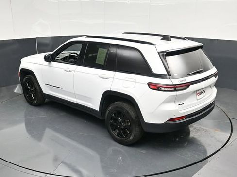 Used 2025 Jeep Grand Cherokee Altitude AWD/4WD image 50
