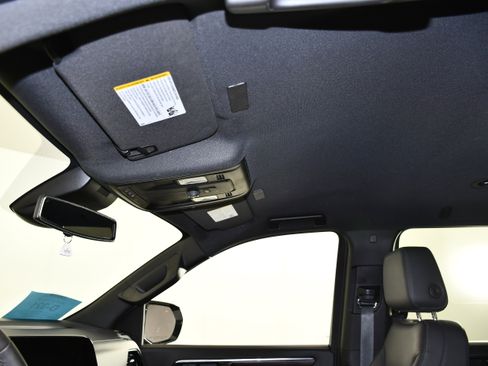 Used 2025 Chevrolet Suburban Z71 image 42