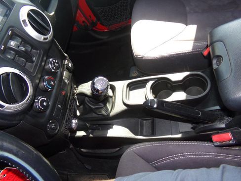 Used 2014 Jeep Wrangler Unlimited Sahara w/ Connectivity Group AWD/4WD image 60