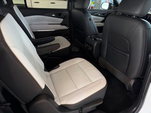 Used 2025 Chevrolet Traverse High Country FWD image 18