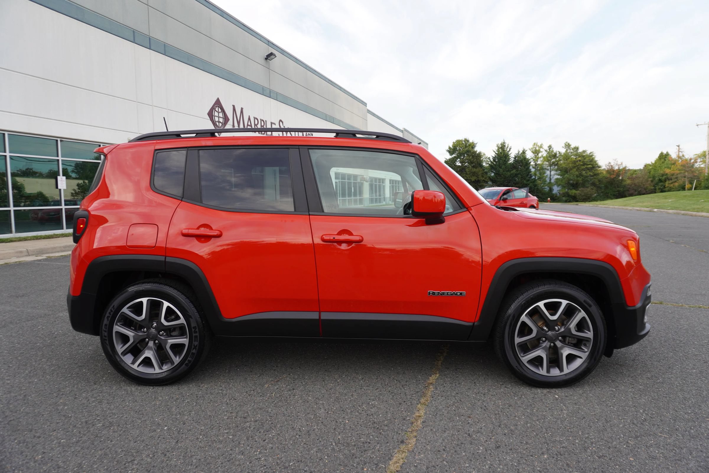 Used 2018 Jeep Renegade Latitude w/ Advanced Technology Group FWD image 8