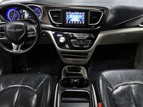 Used 2018 Chrysler Pacifica Touring-L FWD image 9